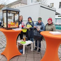 Mit frischem Popcorn und der aktualisierten Notfall-Karte „Hilfe bei Gewalt“ luden die Veranstalterinnen dazu ein, besondere Kurzfilme anzuschauen und sich in nur sieben Minuten über unterschiedliche Facetten der Gewalt gegen Frauen ein Bild zu machen. (Bildnachweis: Claudia Fuchs)